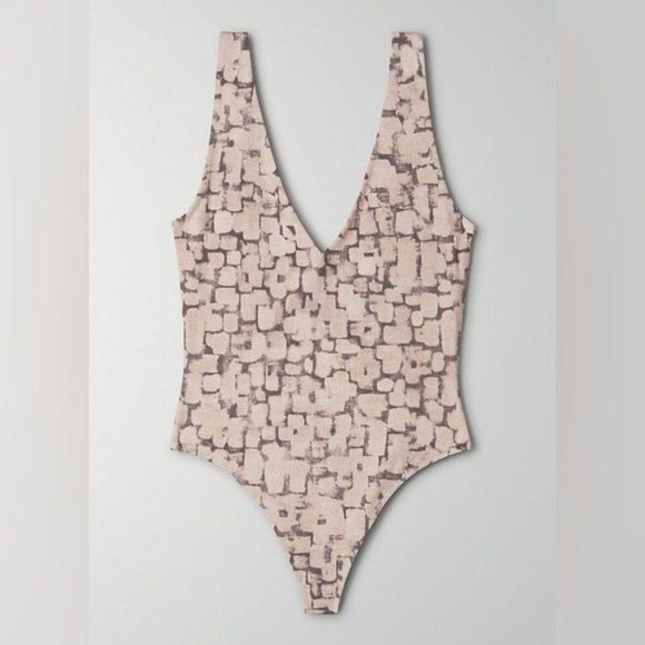 Aritzia Babaton Contour Double V Bodysuit Fawn Pink Gull Grey Rose Size Small - Picture 2 of 10